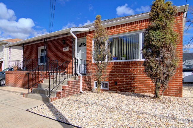 Building Photo - 1328 D St