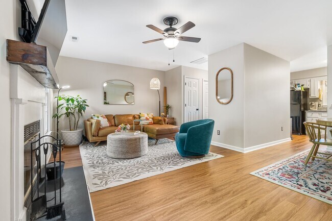 Foto del edificio - Charming 2-Bedroom, 2.5 Bath Townhome in Woodcroft Available July 1st!