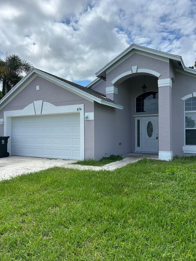 Building Photo - 674 SE Thornhill Dr