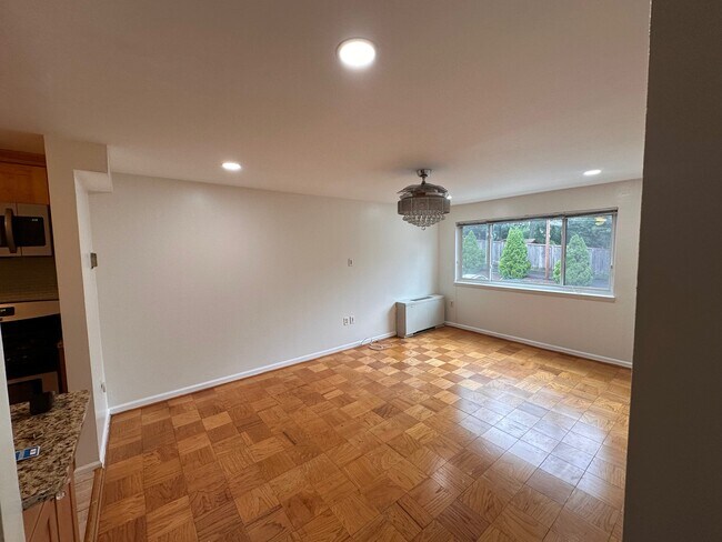 Foto del edificio - 4555 MacArthur Blvd NW