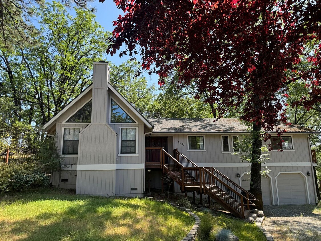 Primary Photo - 3 Bedroom 2 Bath Home with Bonus Room larg...