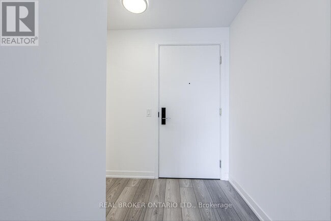 Building Photo - 285-285 Dufferin St