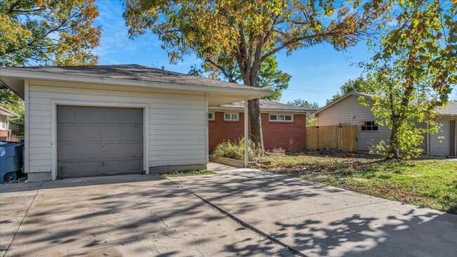 Building Photo - Spacious 4 bedrooms and 2 1/2 baths
