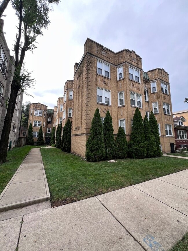 Building Photo - 6508 N Richmond St