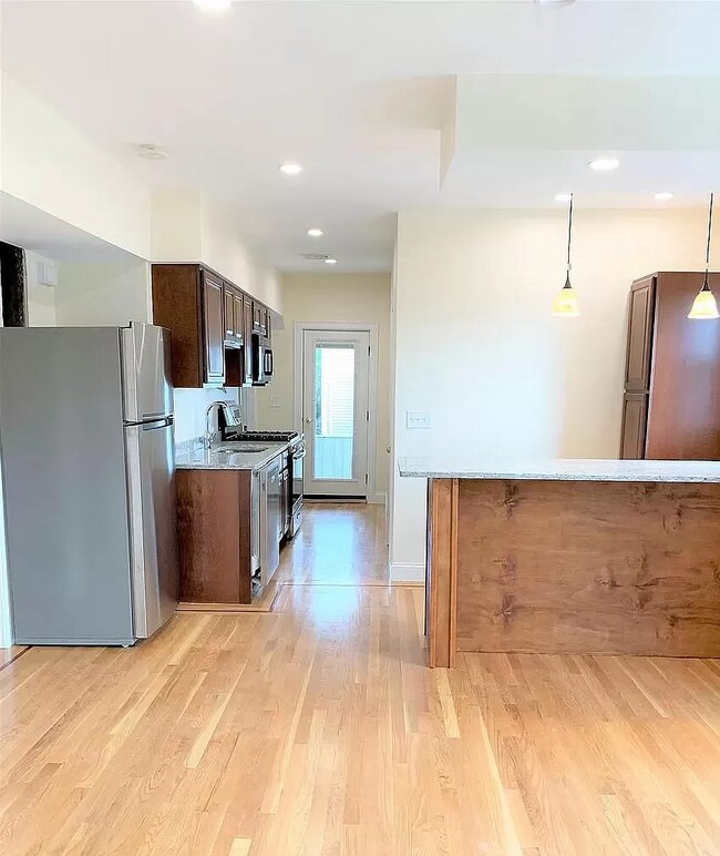 Foto del edificio - 28R Cherry St