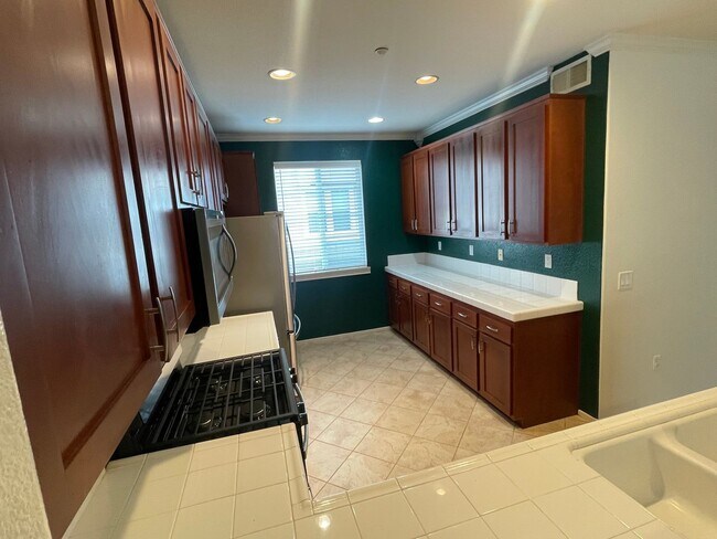 Foto del edificio - Charming 4 bedroom 4 bathroom in heart of East Lake!