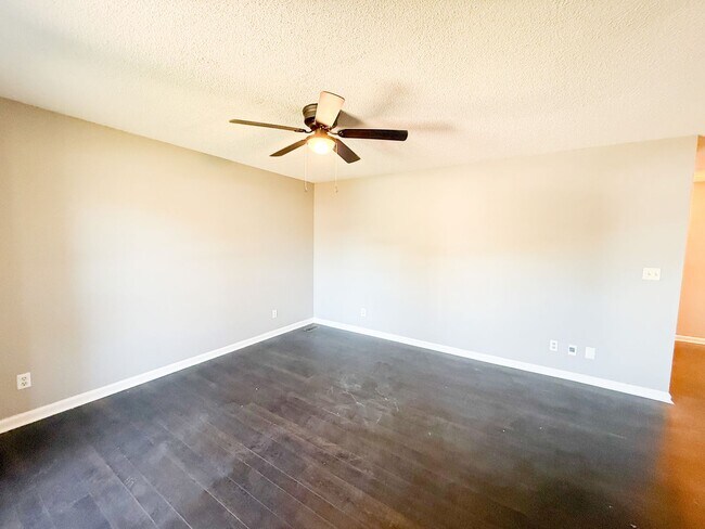 Building Photo - 3 Bedroom 2 Bathroom Home