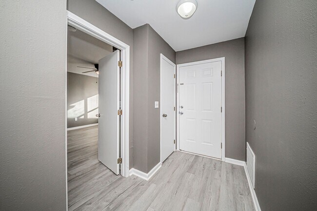 Foto del edificio - Please View 3D Virtual Walk-Through Before Scheduling a Showing