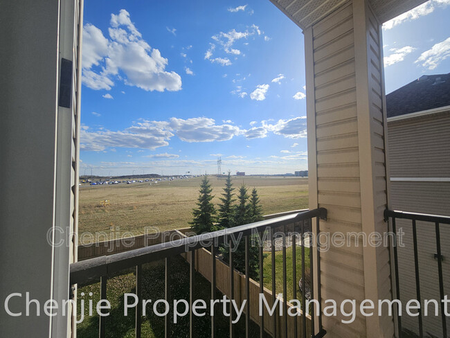 Building Photo - 7331 Terwillegar Dr S NW