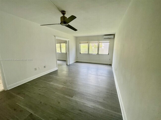 Foto del edificio - 218 Santillane Ave