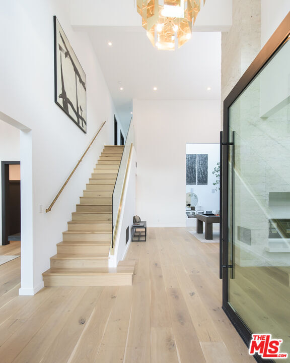 Foto del edificio - 1378 N Doheny Dr