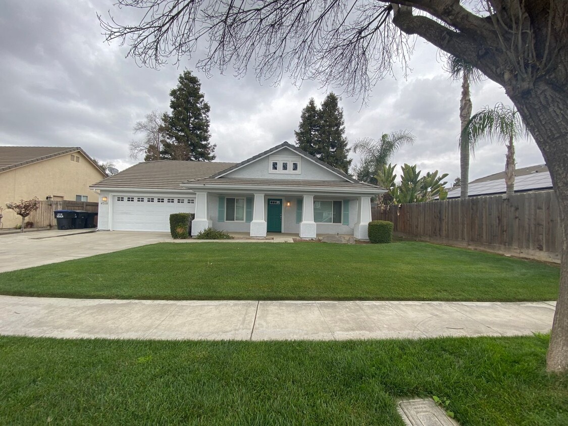 Foto principal - Charming Home for rent in Visalia, Ca