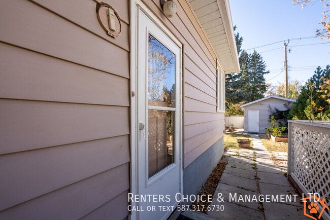 Building Photo - 1 Bedroom Pet Friendly, Utilities Included