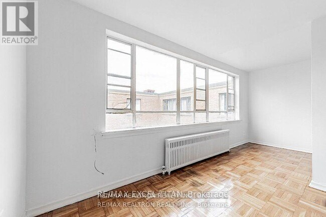 Photo du bâtiment - 2515 Eglinton Ave W