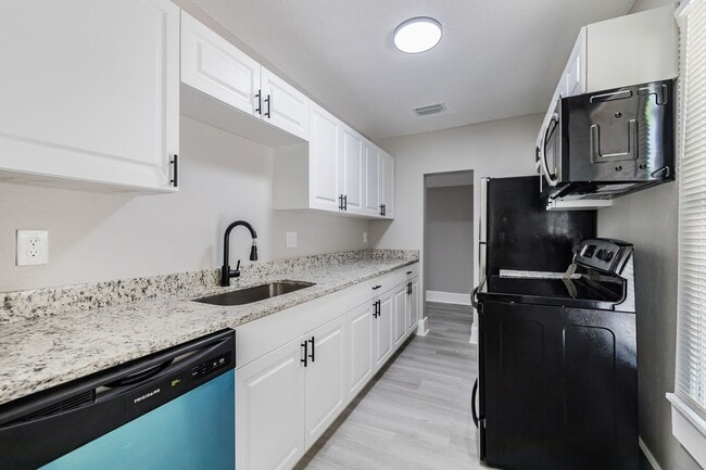 Building Photo - Adorable 3/2 Bungalow Available Now!