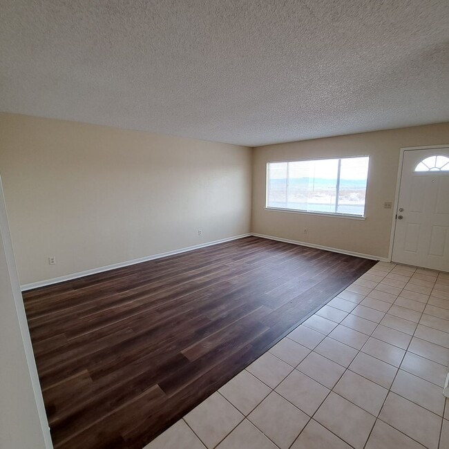 Building Photo - Quaint 3 bedroom close to town!