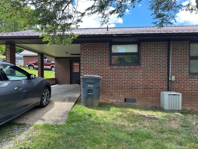 Building Photo - 2 Bedroom / 1 Bath  Home Kingsport, TN