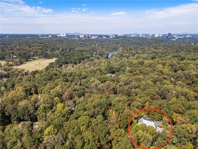 Foto del edificio - 2485 W Wesley Rd NW