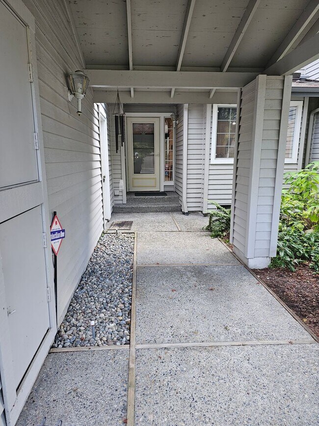 Foto del edificio - Bellevue area - Pembrook Meadows Community - 2 bedroom and 2 bathroom townhome. Available January...