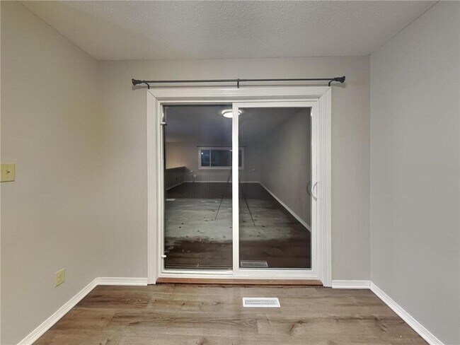 Foto del edificio - 6865 Buckingham Rd