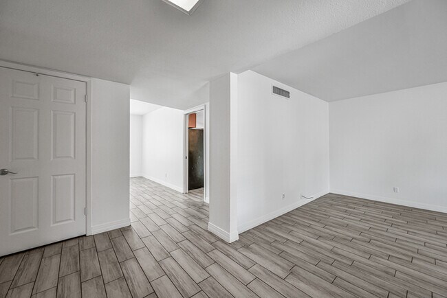 Building Photo - 4 bedroom with Pool !!