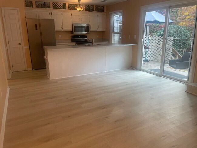 Building Photo - Charming 3BD, 2.5BA North Raleigh Townhome...