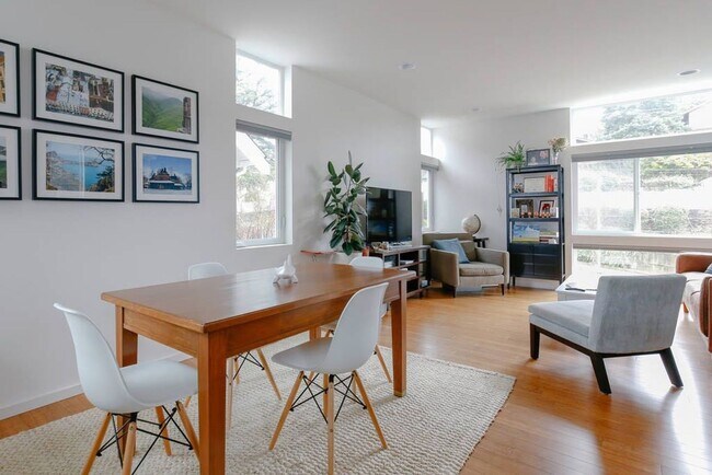 Building Photo - Beautiful High end Central District Home f...