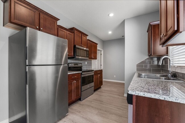 Foto del edificio - 1/2 OFF 1ST MONTHS RENT!!! NEW LUXURY 3 BED 2.5 BATH TOWNHOUSE!!!