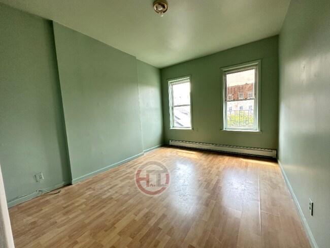 Building Photo - 1926 Hobart Ave