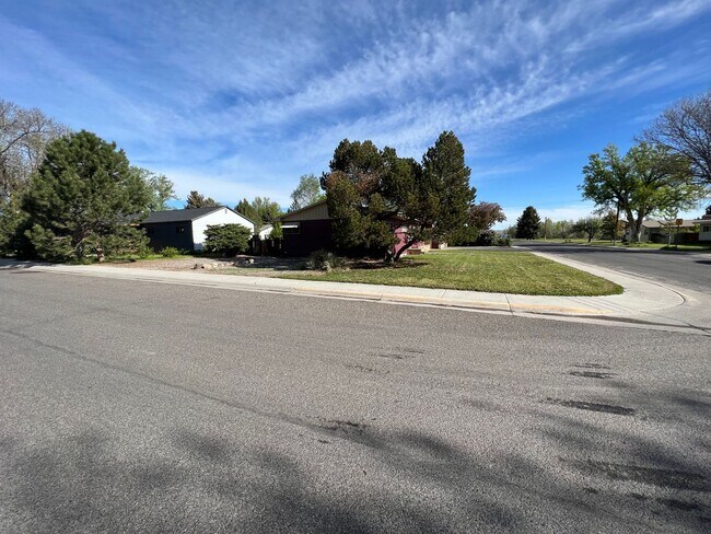 Foto del edificio - 3 Bed 2 Bath House with Attached 2 Car Garage & Trailer Parking