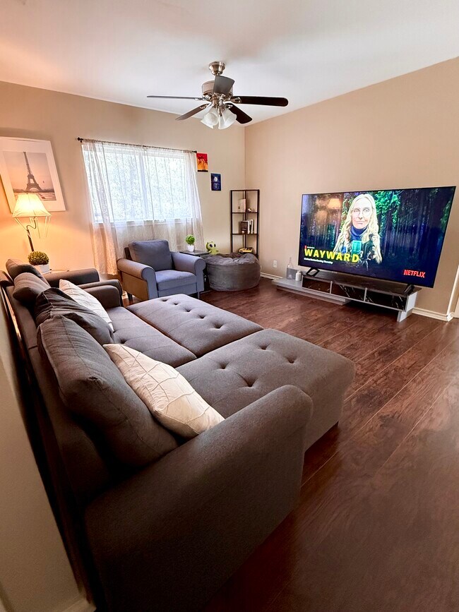 Área de cine en el piso superior con TV de 75" de ancho - 9163 Timber Rnch