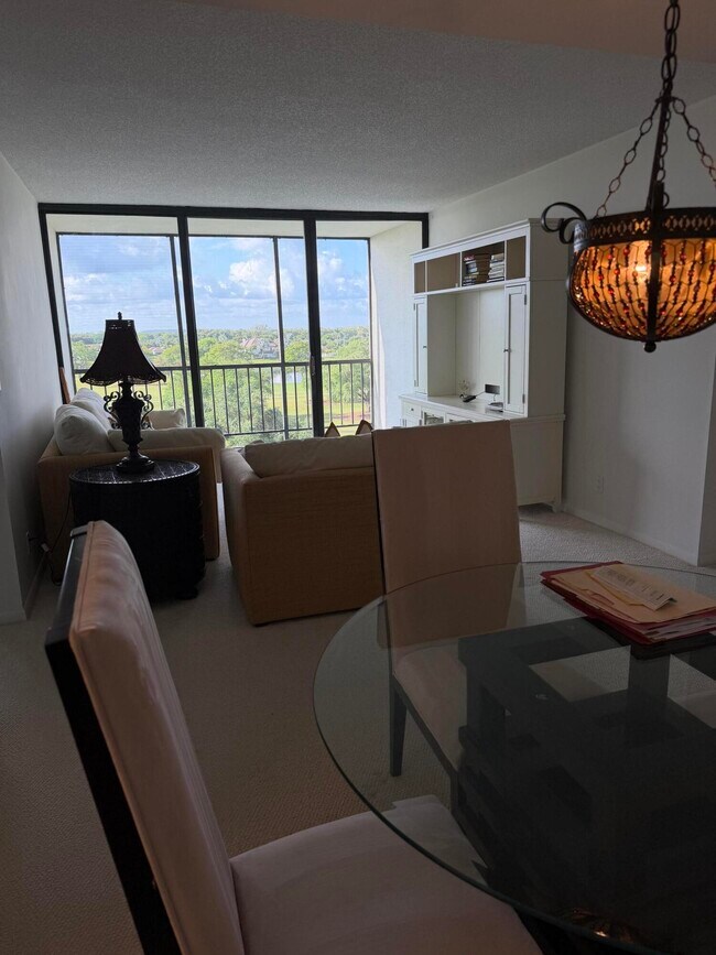 Foto del edificio - 6845 Willow Wood Dr