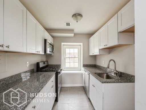 Building Photo - 7952 Lakecrest Dr