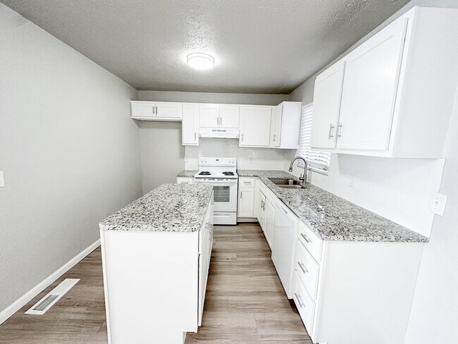 Foto del edificio - Fully Updated 3 Bed/1 Bath with a two car ...