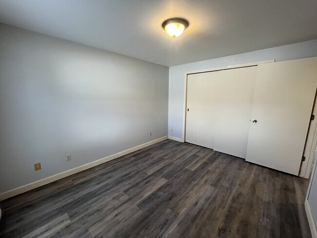 Building Photo - 2528 Camelot Blvd