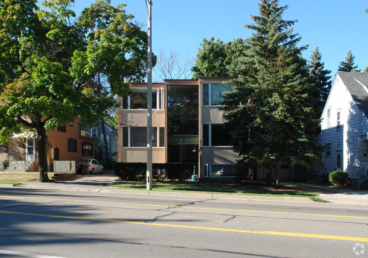 Building Photo - 609 W Grand River Ave