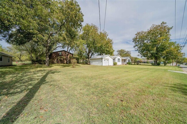 Building Photo - 106 W 7th St