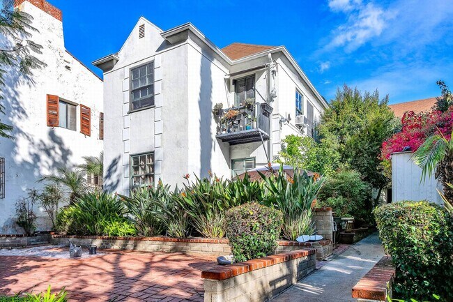 Foto del edificio - Excellent WeHo location!