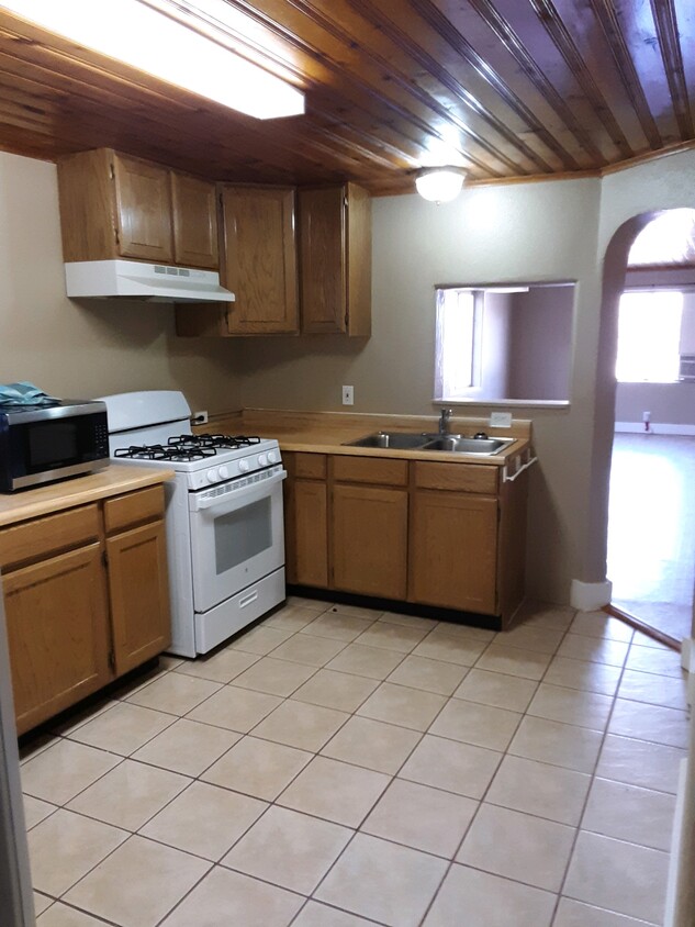 Kitchen - 502 E Green Ave