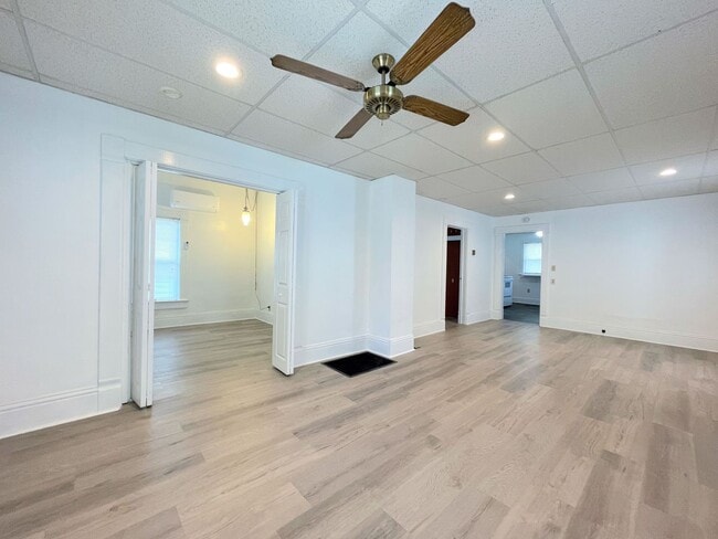 Building Photo - Spacious 2 bedroom with garage