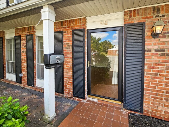 Foto del edificio - 717-717 Southfield Ct