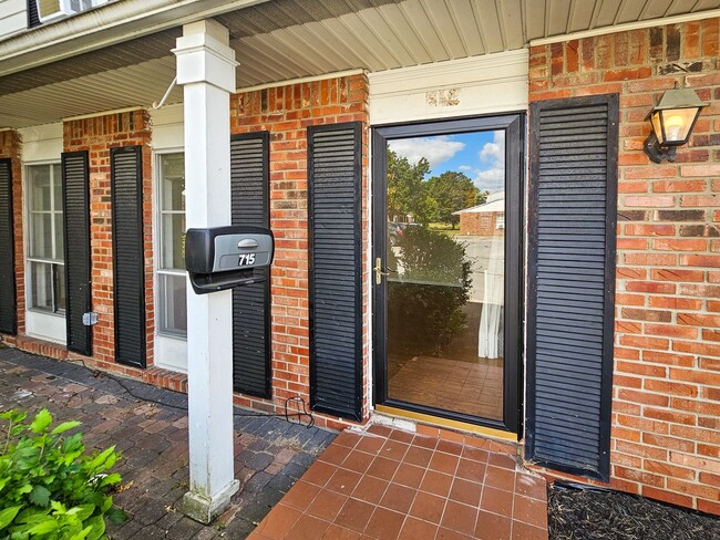 Building Photo - 717-717 Southfield Ct