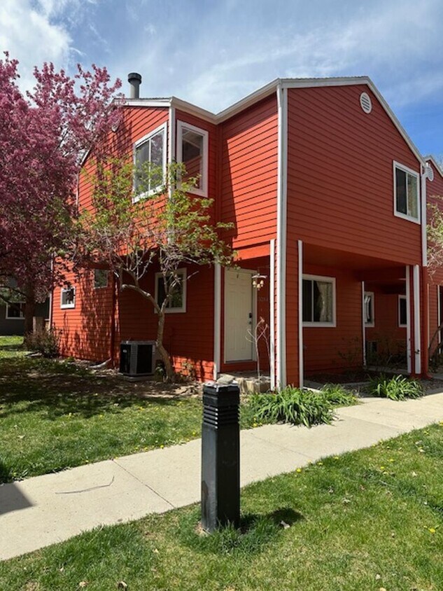 Primary Photo - 3BD/2.5BA Townhouse w/ Covered Parking & B...