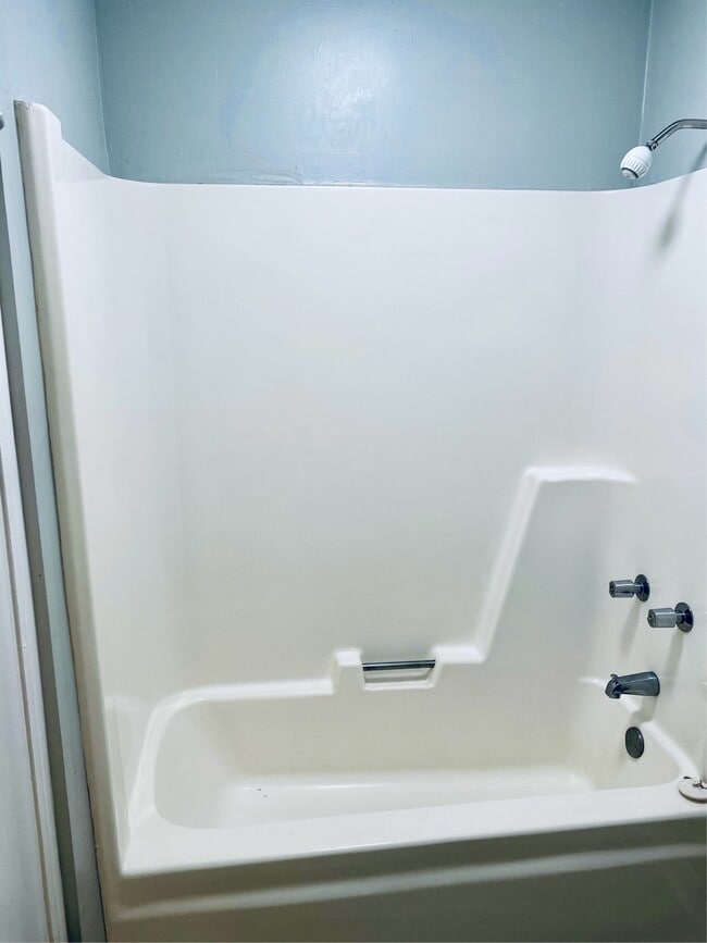 Building Photo - 200 Autumn Dr