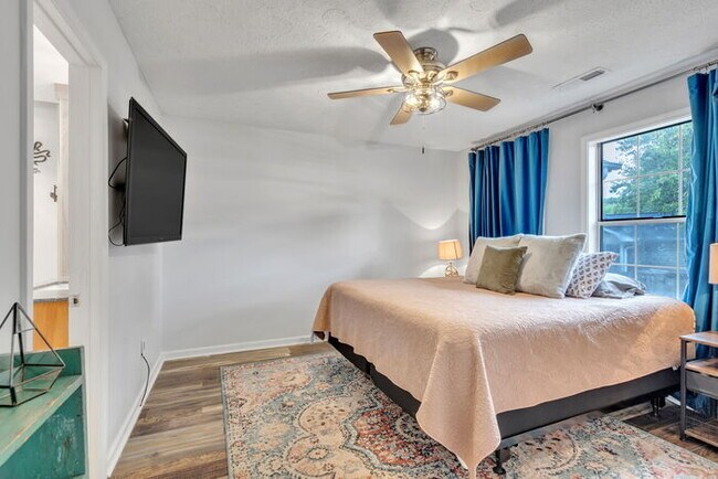 Building Photo - Beautiful 2 Bedroom/1 Bathroom Greenville ...