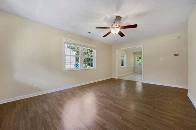 Building Photo - BEAUTIFULLY RENOVATED 3 BEDROOM RANCH, 2 B...