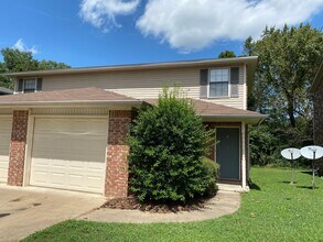 Building Photo - 411 Valley Dr