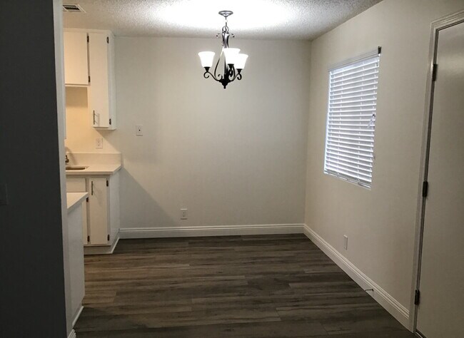 Building Photo - "Charming 1-Bedroom Retreat with Spacious Living in Lancaster – 800 Sq. Ft. of Comfort!"