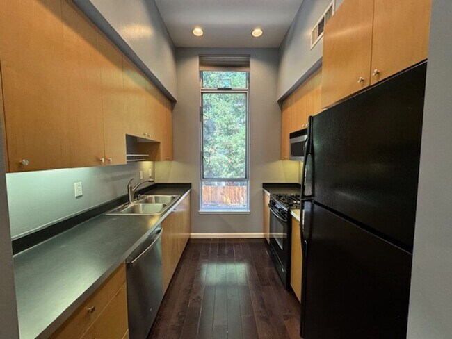 Building Photo - Wonderful Try-level condo near Pleasant Hi...