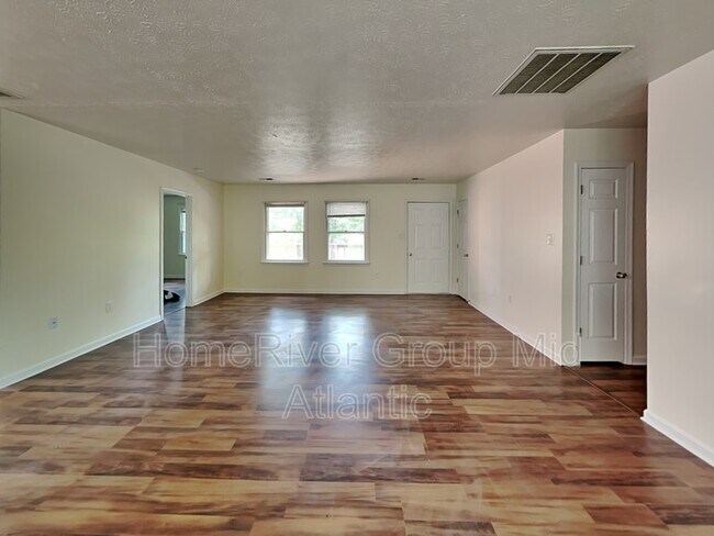 Building Photo - 1258 Lakeview Dr